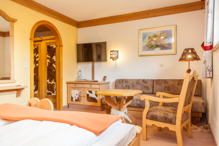 Sofa mit Tisch und Stuhl