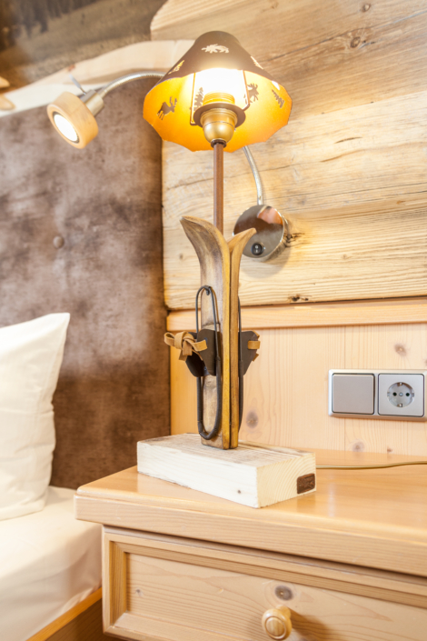 Lampe auf Nachttisch