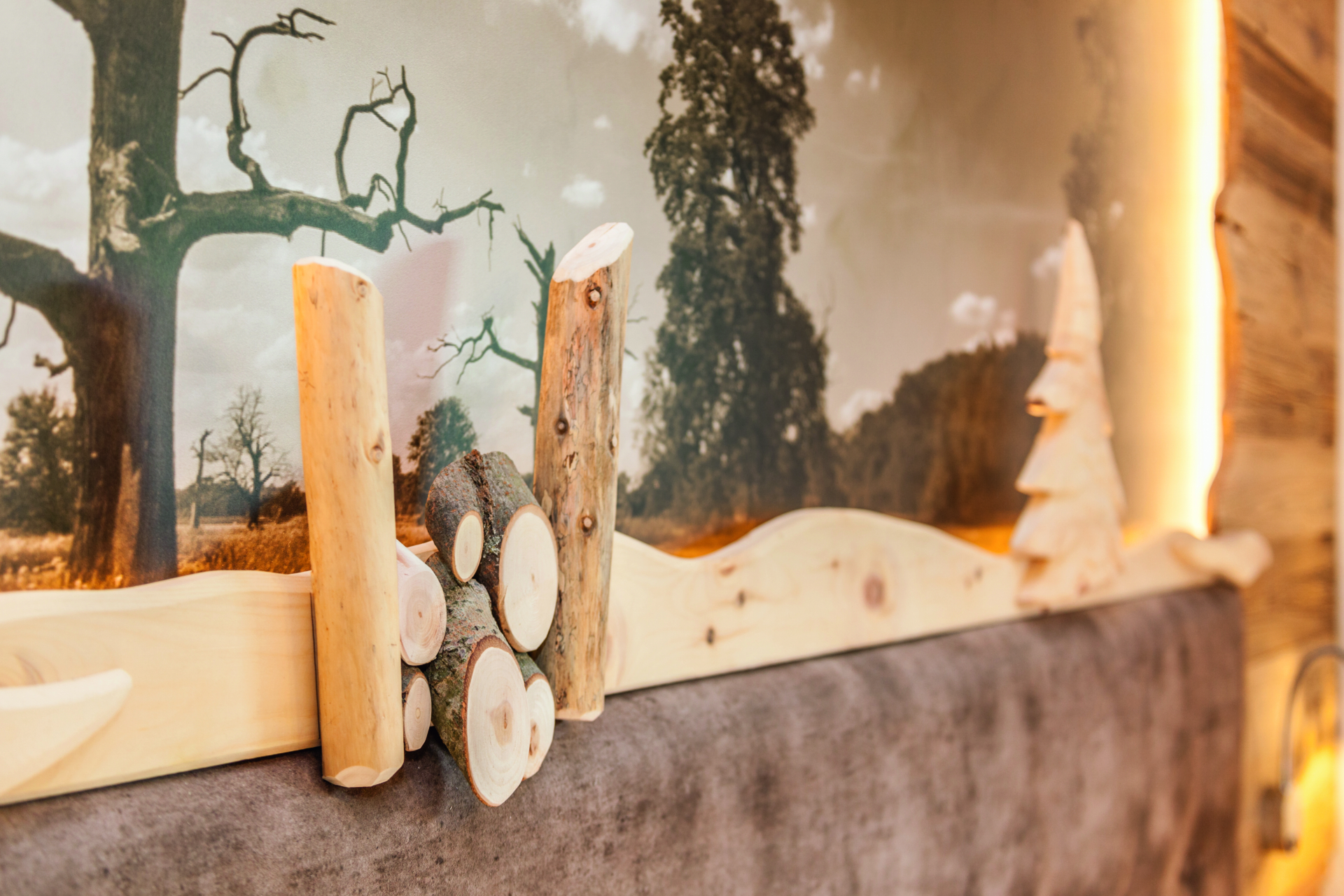 Holzkunst über dem Bett