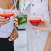 Frauen stoßen mit Cocktails an