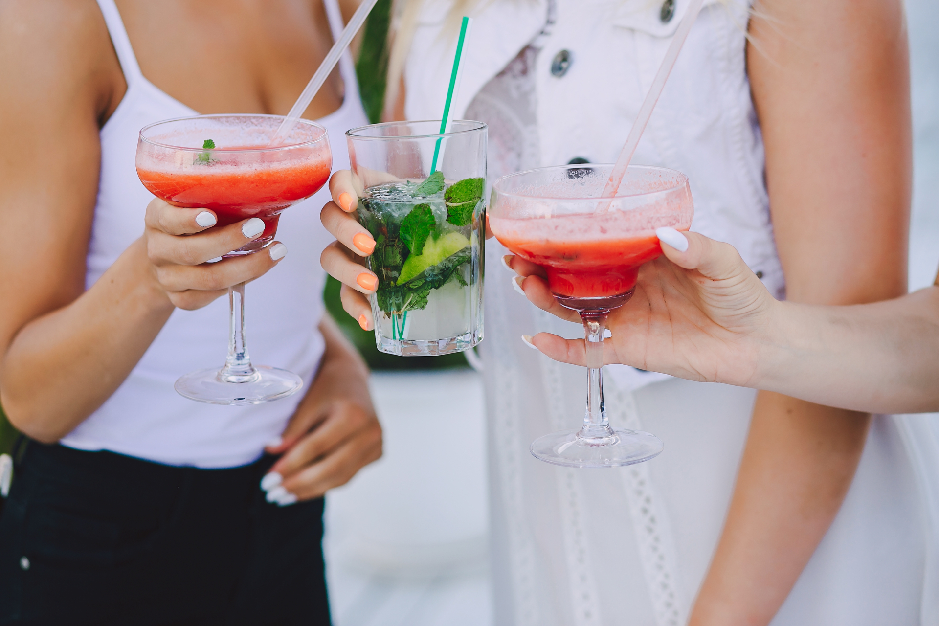 Frauen stoßen mit Cocktails an