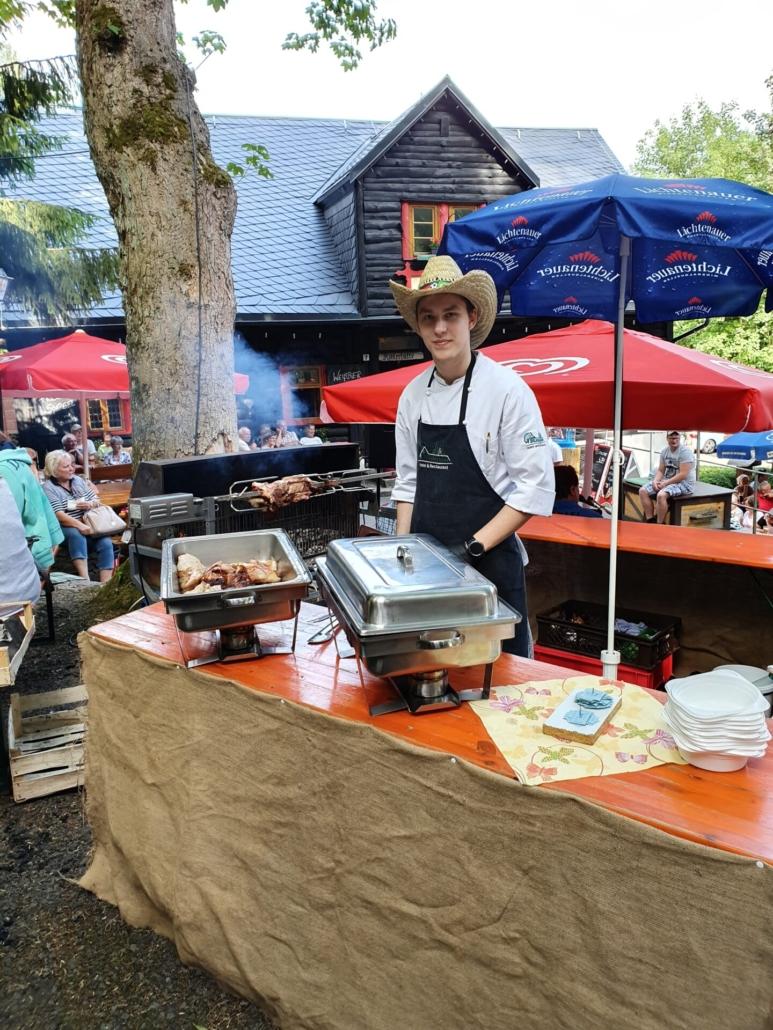 Phil zu Pfingsten mit Schweinekeule vom offenen Feuer