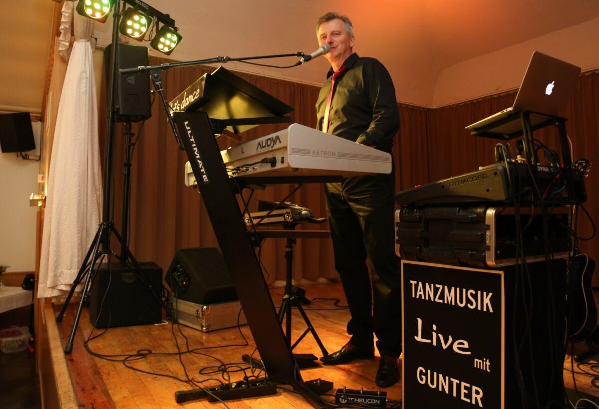 Gunter Schulze macht feine Live-Tanz-Musik