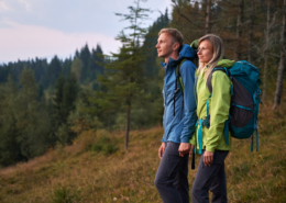 Paar wandert - sportlich aktiv