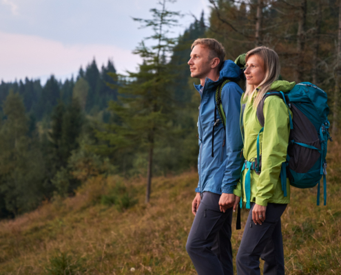 Paar wandert - sportlich aktiv