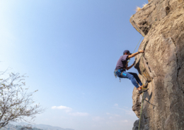 Mann am Klettern am Klettersteig