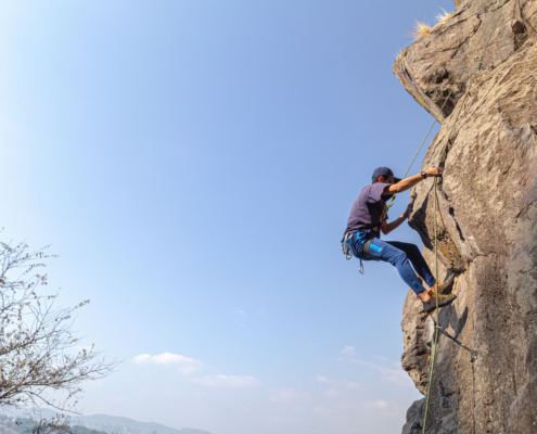 Mann am Klettern am Klettersteig