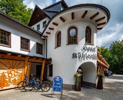 Köhlerhütte Außenansicht mit E-Bike