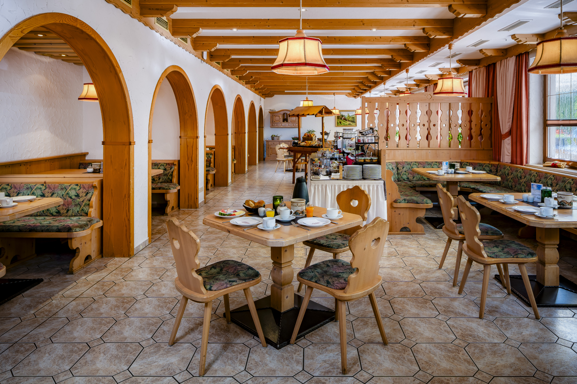 Prinzensaal mit Frühstück in der Köhlerhütte