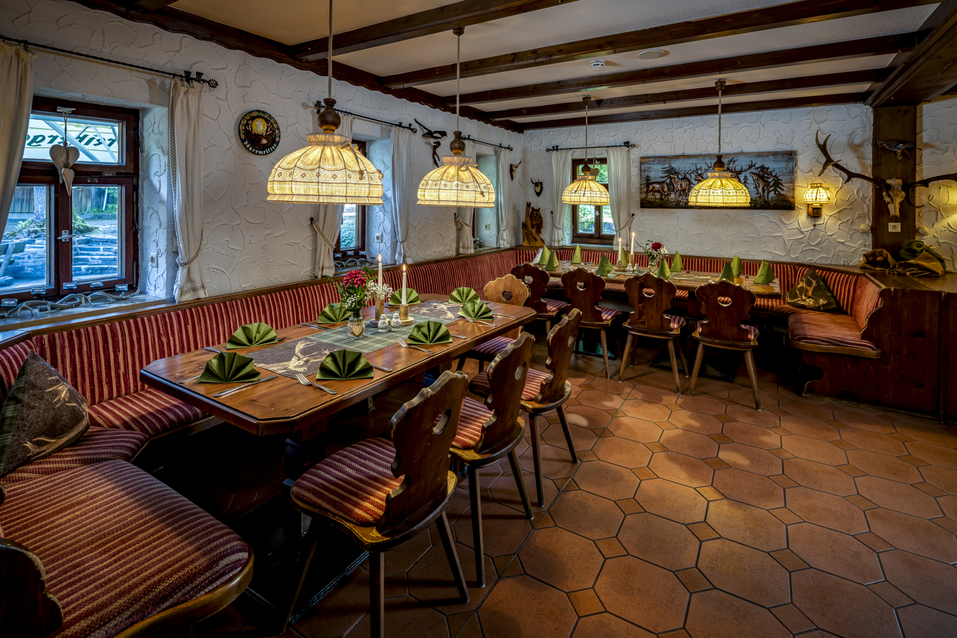 Traditionelle Gaststube in der Köhlerhütte