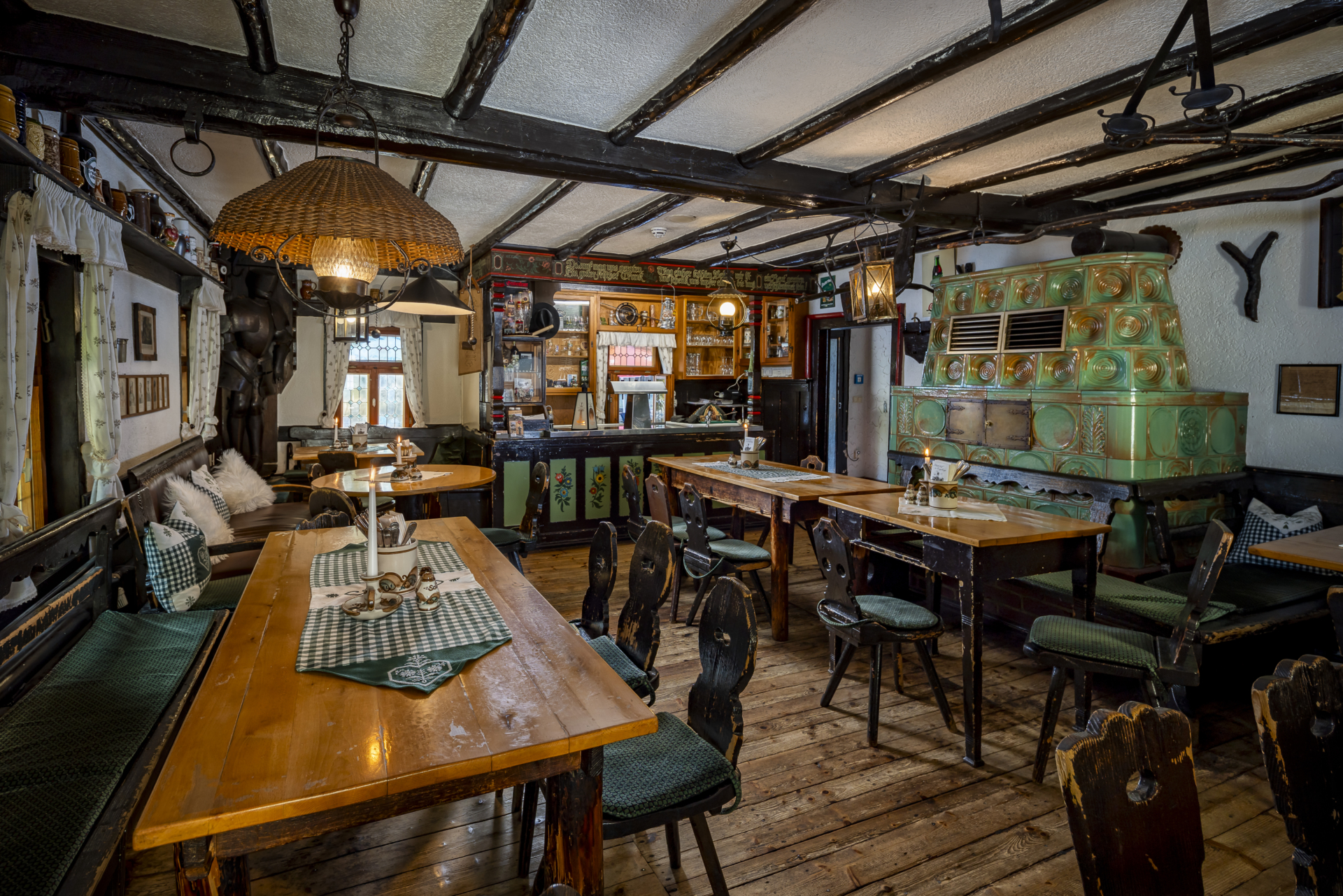 Traditionelle Gaststube in der Köhlerhütte