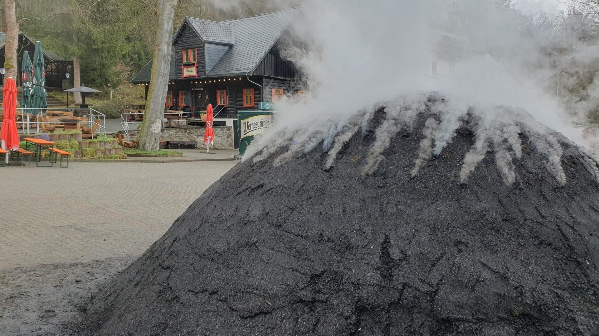An der Köhlerhütte in Waschleithe raucht ein Meiler
