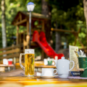Bier im Biergarten auf einem Tisch