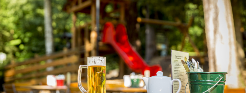 Bier im Biergarten auf einem Tisch