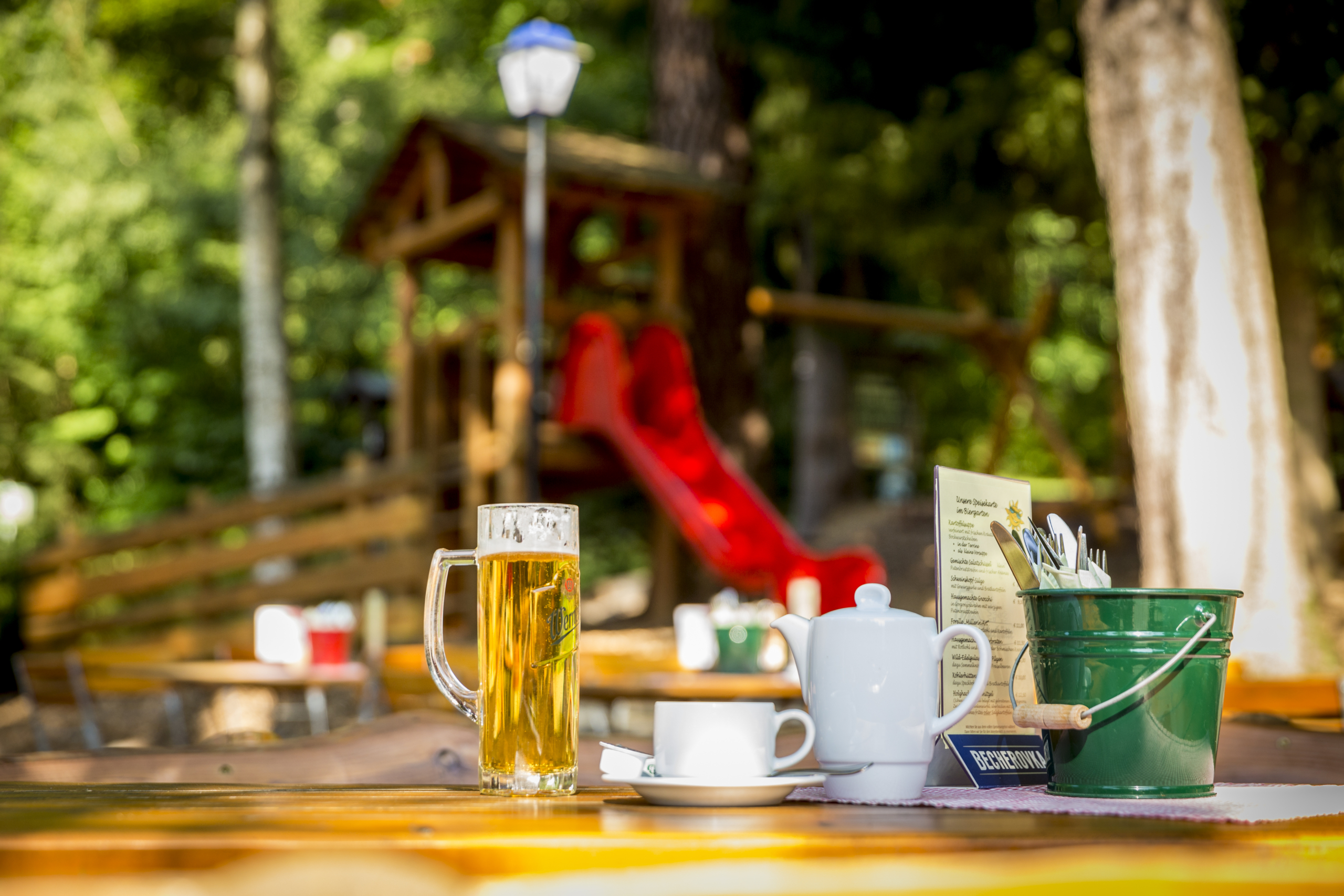 Bier im Biergarten auf einem Tisch