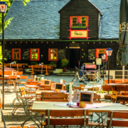 Traditionelle Köhlerstube mit Biergarten