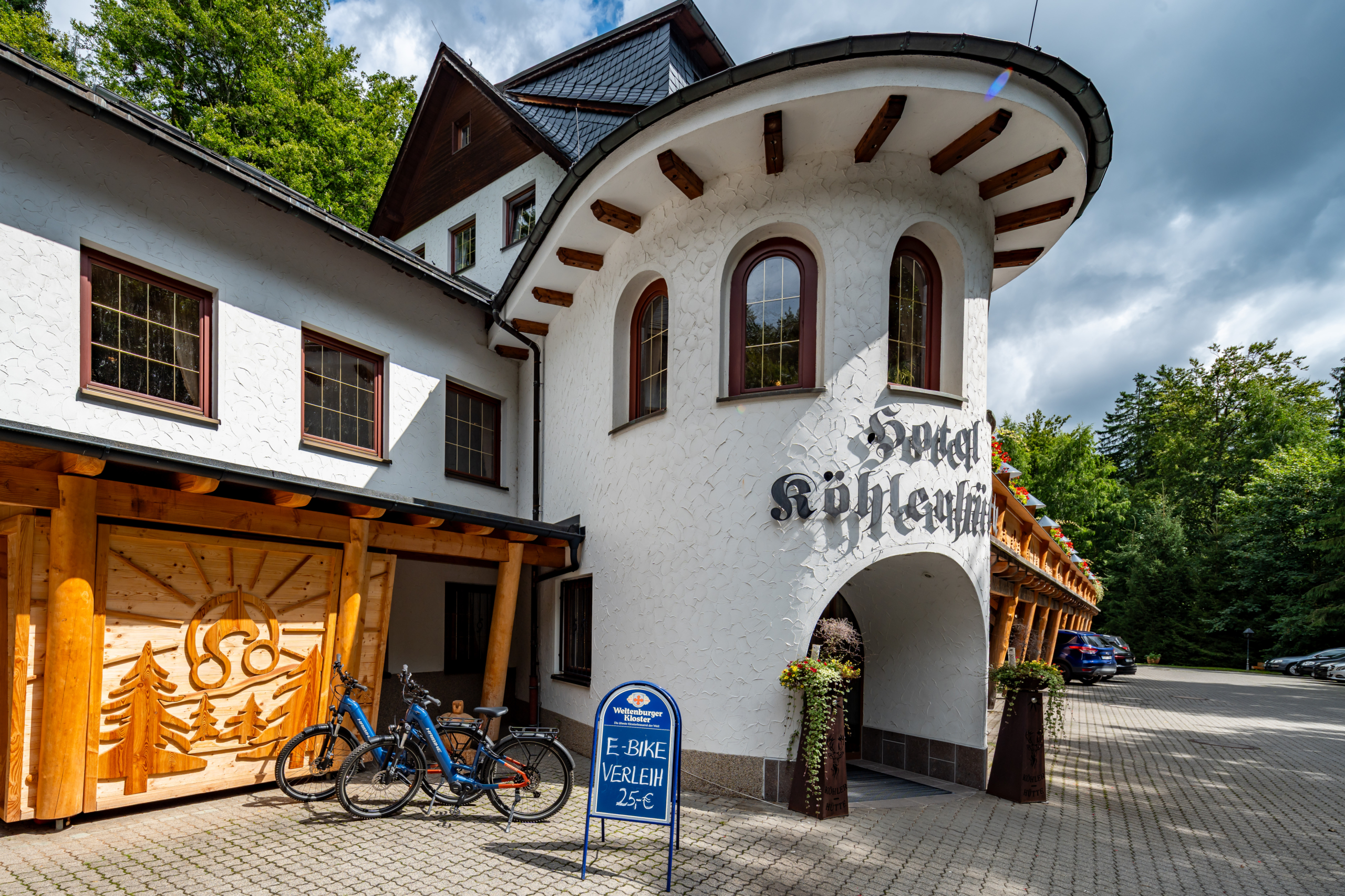 Köhlerhütte Außenansicht mit E-Bike
