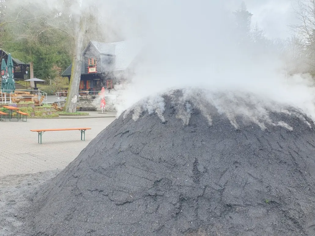 Historischer Meiler an der Köhlerhütte in Waschleithe